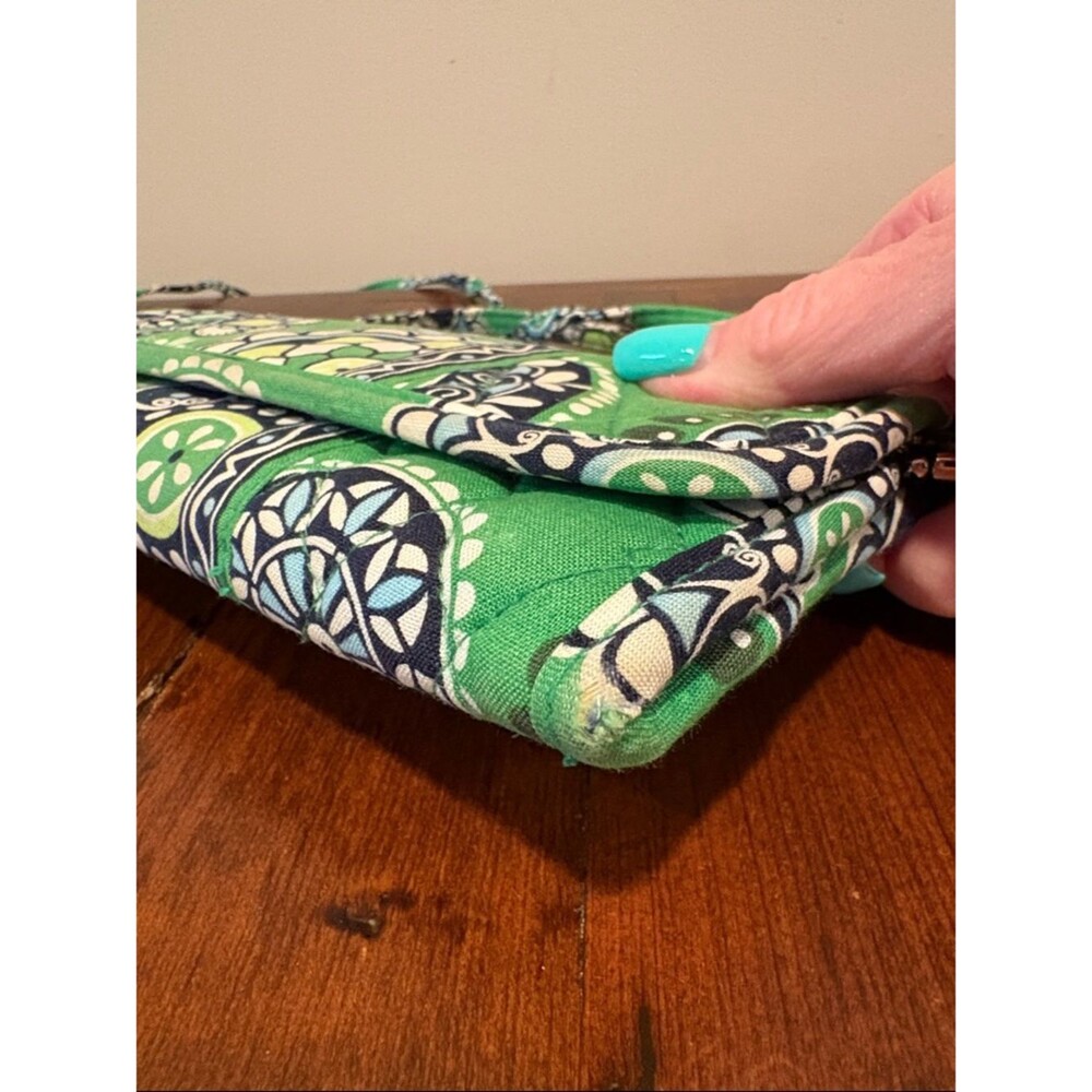 VERA BRADLEY Sleek Wallet Crossbody Cupcake Green 10613-021 - Picture 11 of 12